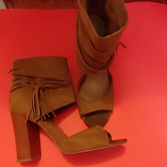 Tan heels - Picture 2 of 3